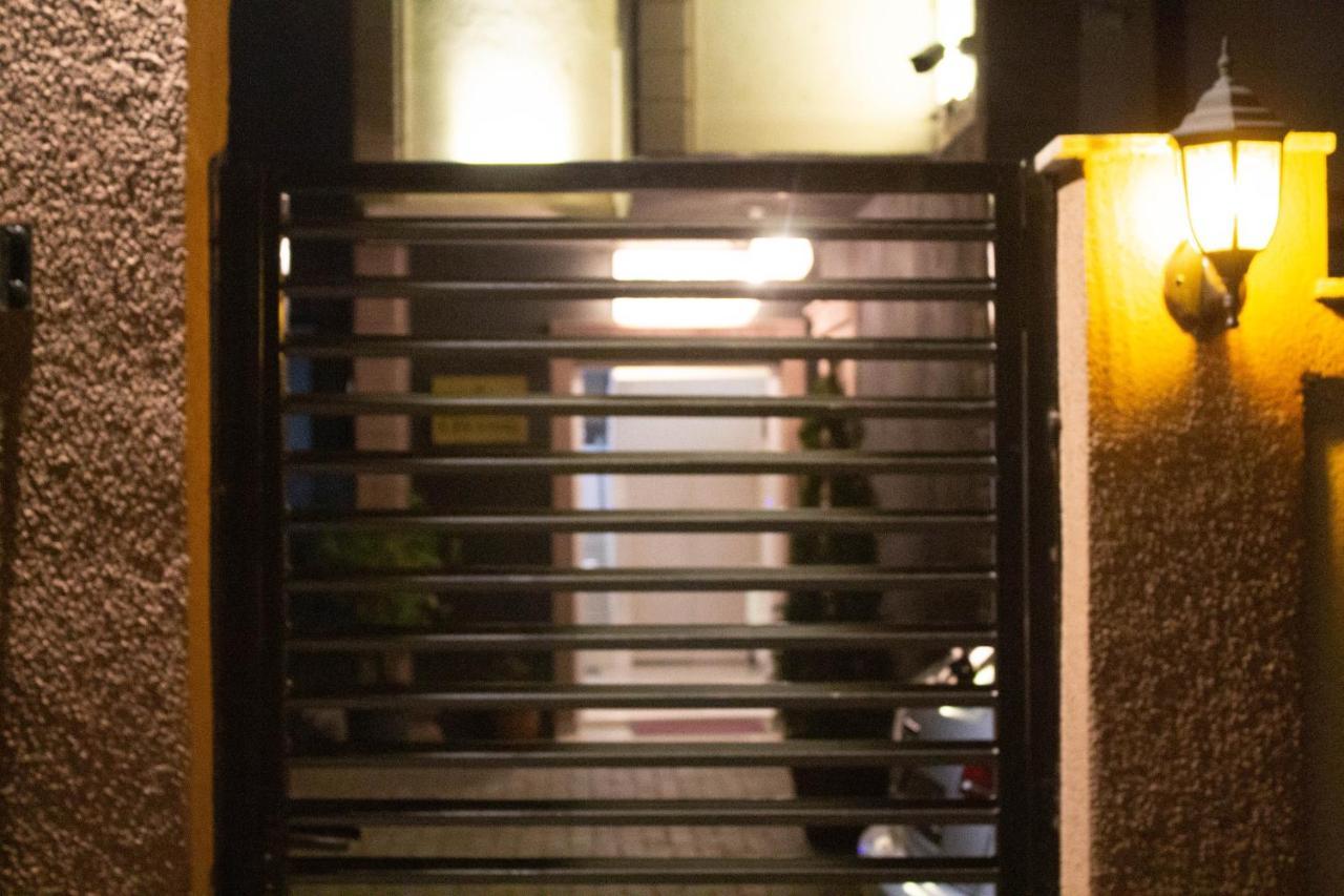 Hotel Living Suto Orizari エクステリア 写真