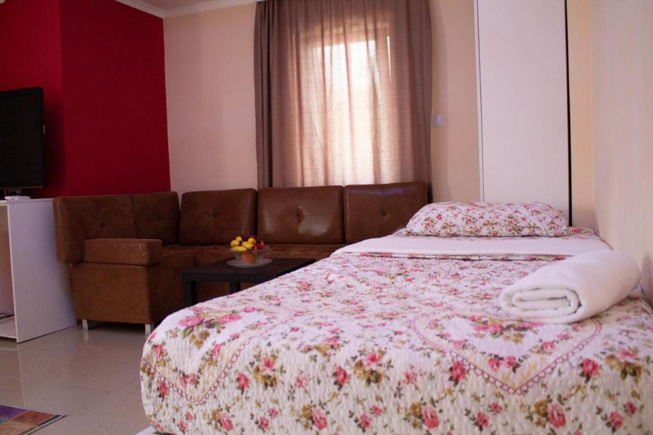 Hotel Living Suto Orizari エクステリア 写真