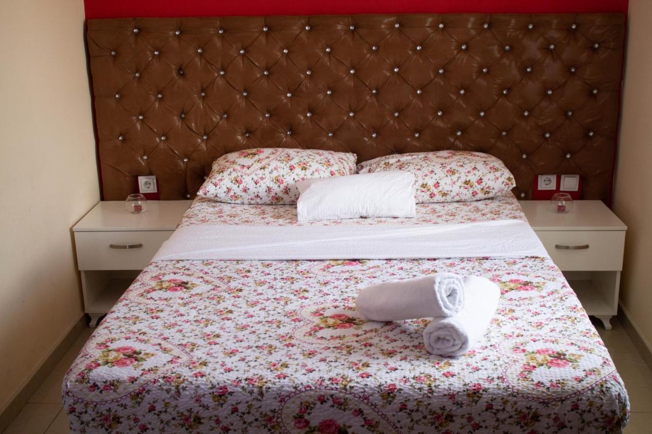 Hotel Living Suto Orizari エクステリア 写真