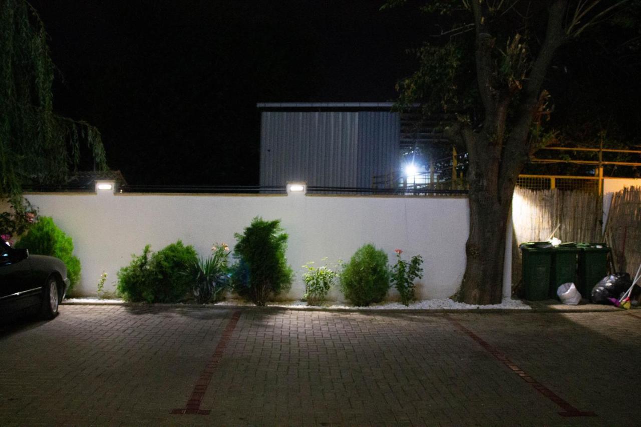 Hotel Living Suto Orizari エクステリア 写真