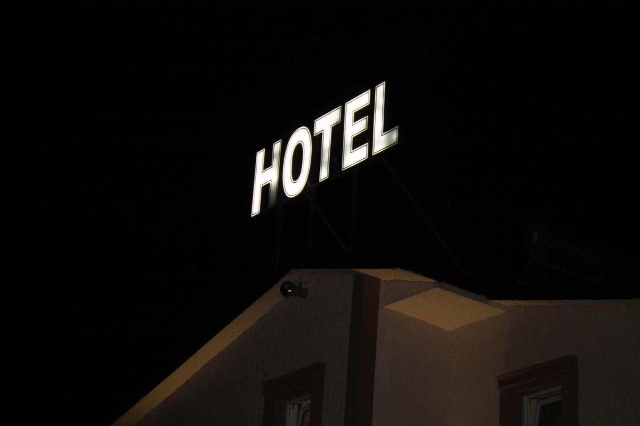 Hotel Living Suto Orizari エクステリア 写真
