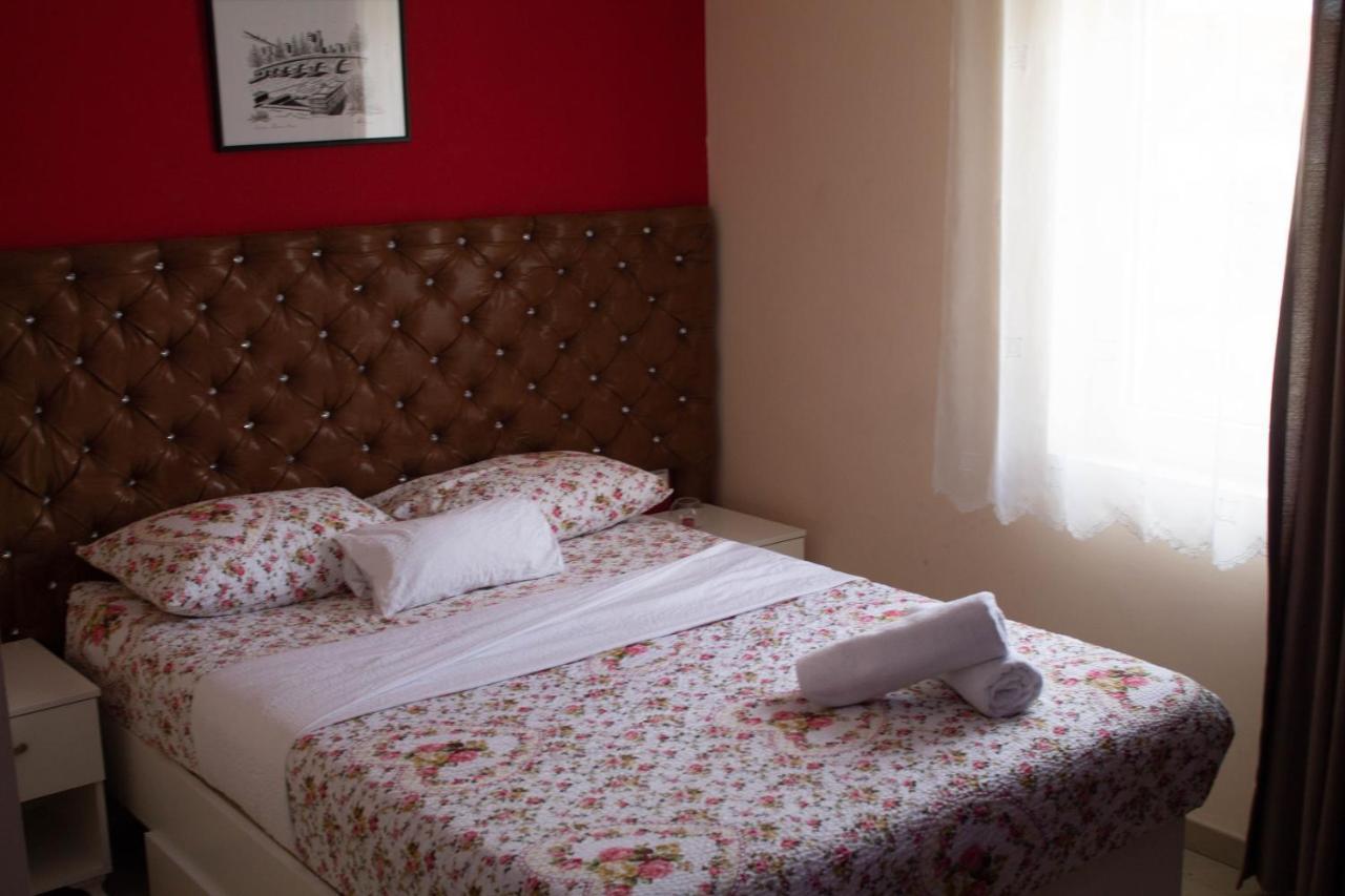 Hotel Living Suto Orizari エクステリア 写真