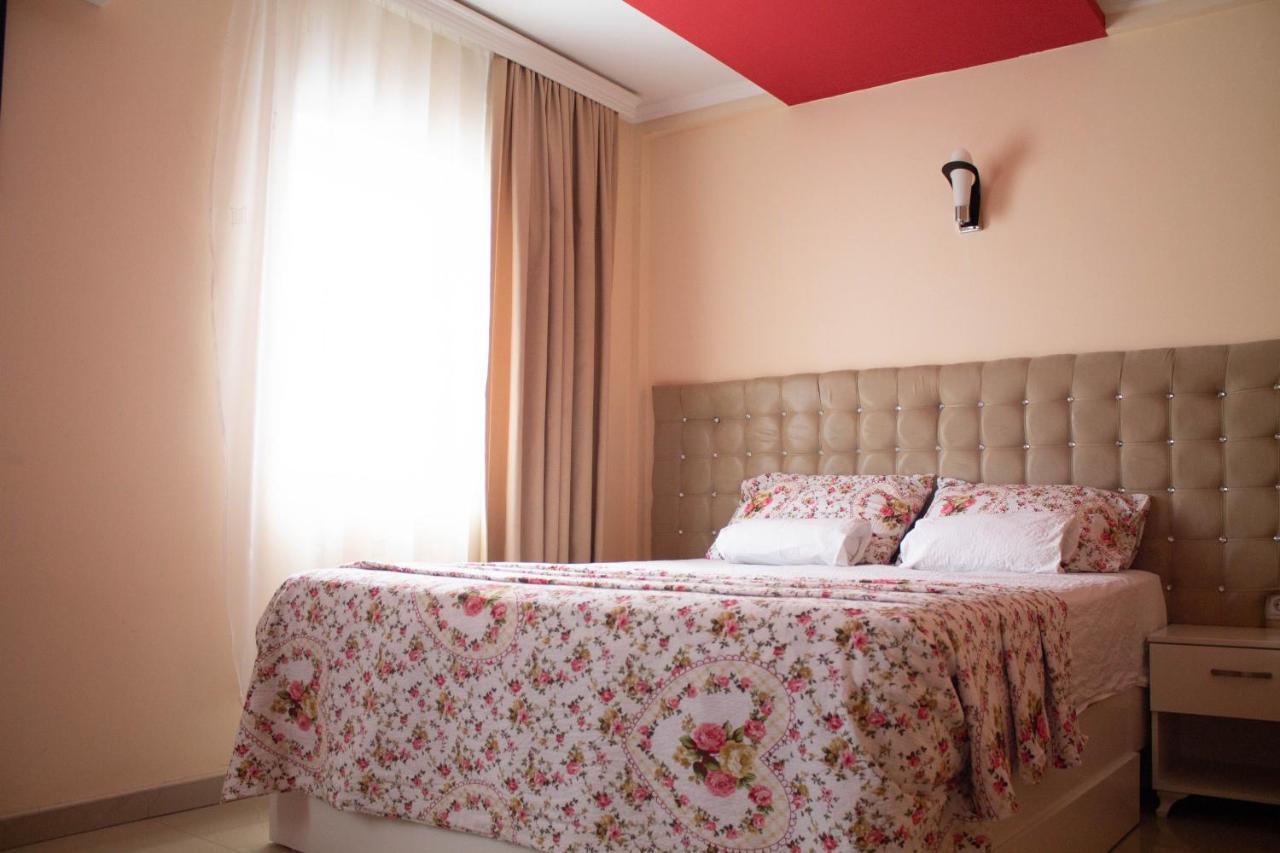 Hotel Living Suto Orizari エクステリア 写真