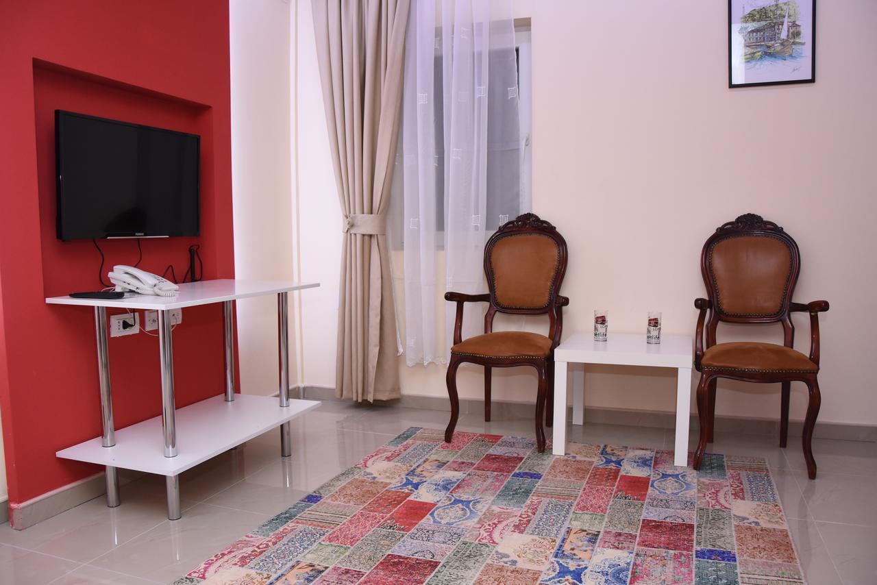 Hotel Living Suto Orizari エクステリア 写真